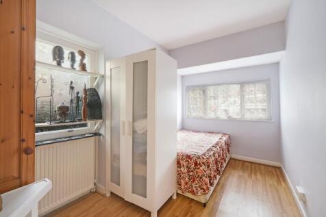 A neat and bright single bedroom featuring a fl...