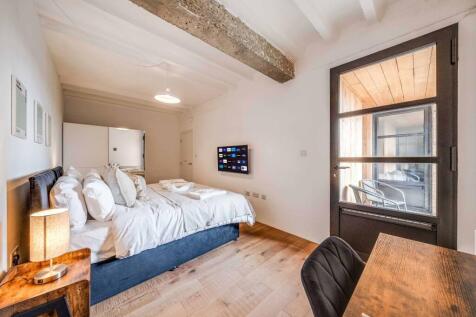 This beautifully designed double bedroom featur...