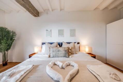Experience comfort and style in this beautifull...