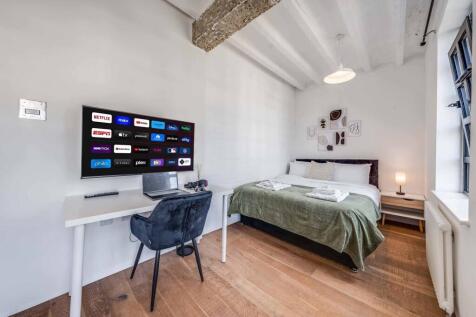 A cozy double bedroom featuring a comfortable b...