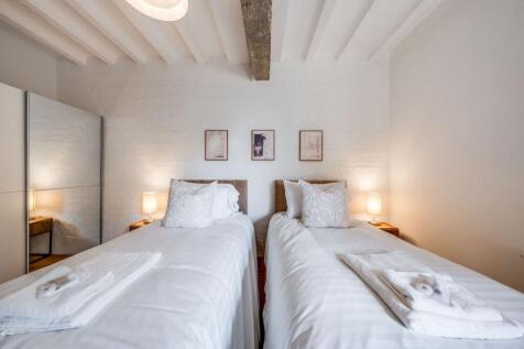 This beautifully designed double bedroom featur...
