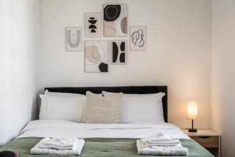 This beautifully presented double bedroom featu...