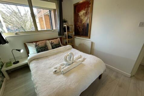 A cozy and well-maintained double bedroom featu...