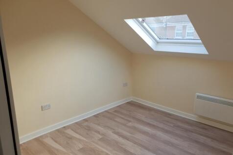 Bright and clean single bedroom featuring a lar...