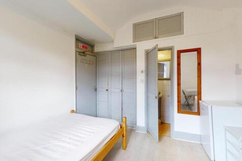 Bright and clean single bedroom featuring a lar...