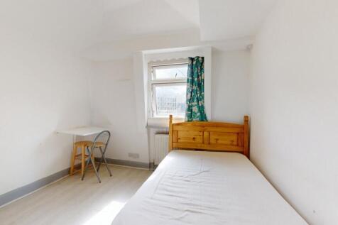 A neat and bright single bedroom featuring a wo...
