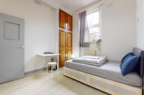 A bright and tidy single bedroom with a comfort...