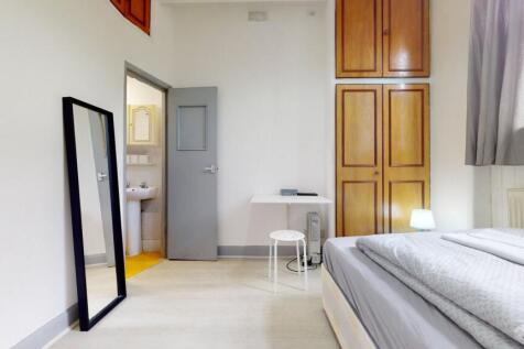 A clean and bright small bathroom area featurin...