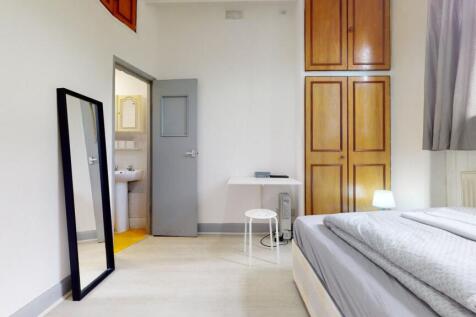 Bright and tidy small bathroom with a modern to...