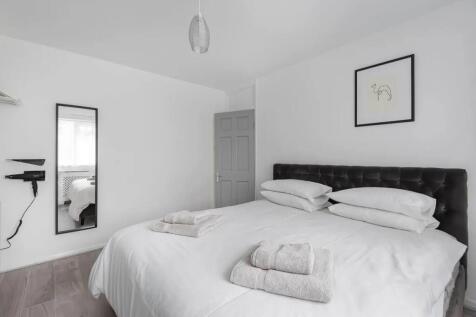 Bright and clean double bedroom featuring a com...