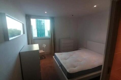 A neat double bedroom featuring a comfortable b...