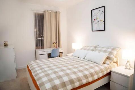 A cozy double bedroom featuring a comfortable c...