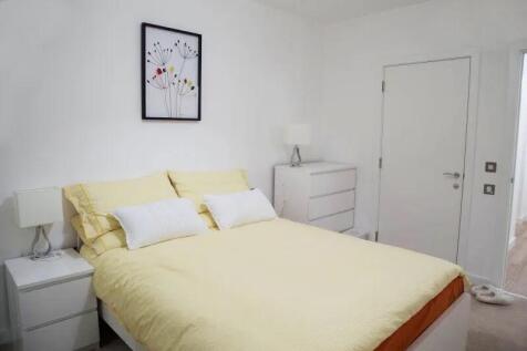 A cozy and well-maintained double bedroom with ...