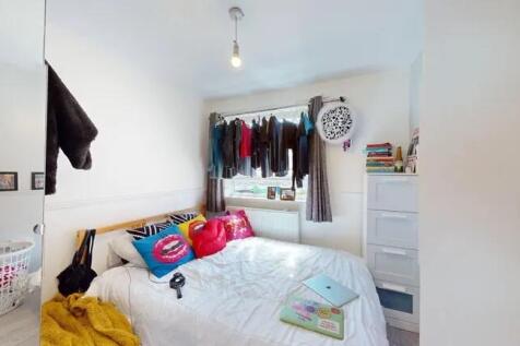 A cozy double bedroom featuring a comfortable b...