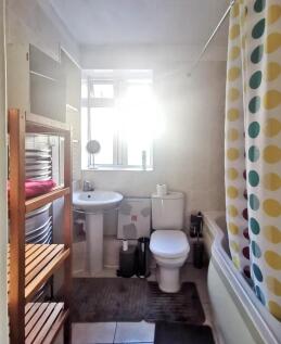 Bright and clean bathroom suite featuring a bat...