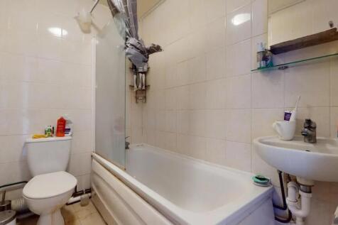 A functional bathroom featuring a full-size bat...