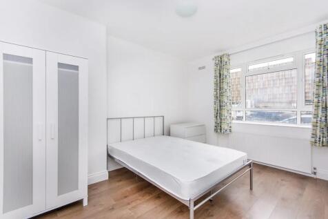Bright and clean double bedroom featuring a stu...