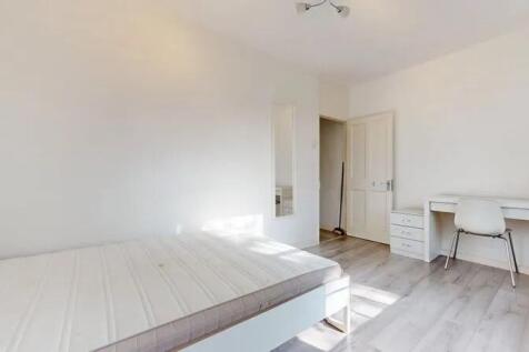 Bright and clean double bedroom featuring a lar...