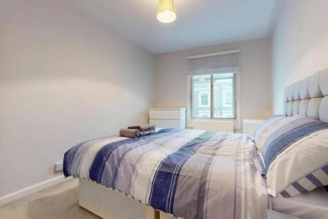 A neat and cozy double bedroom featuring a comf...
