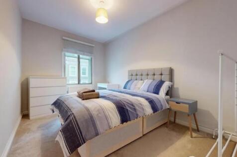A cozy double bedroom featuring a comfortable b...