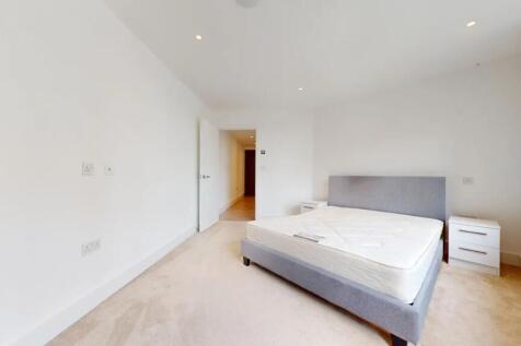 Bright and clean double bedroom featuring a mod...