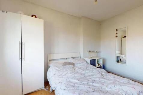 A cozy double bedroom featuring a comfortable b...