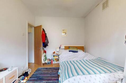 A cozy double bedroom featuring a comfortable b...