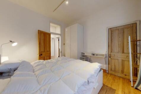 A cozy double bedroom featuring a comfortable b...
