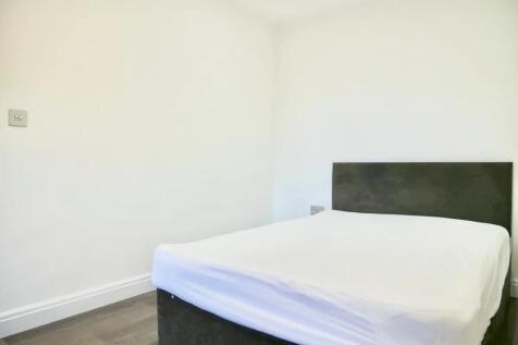 A neat double bedroom featuring a modern uphols...