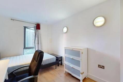 Bright and tidy single bedroom featuring a comf...
