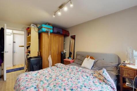 A cozy double bedroom featuring a comfortable b...