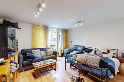 A spacious double bedroom featuring a cozy seat...
