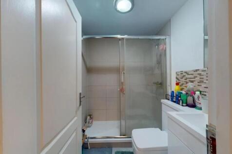 A modern bathroom suite featuring a spacious wa...
