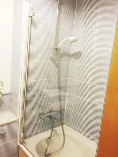 Bright and clean bathroom suite featuring a bat...
