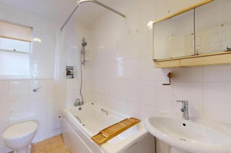 Bright and clean bathroom suite featuring a ful...