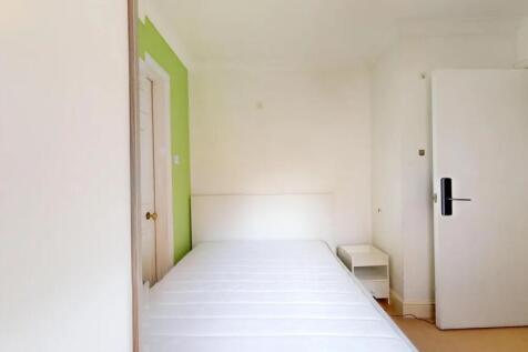 Bright and clean double bedroom featuring a com...