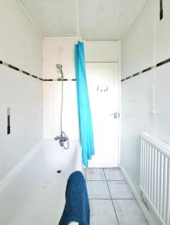 A clean and bright bathroom featuring a white b...