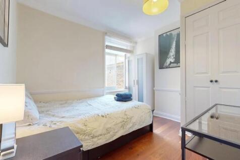 Bright and clean double bedroom featuring a com...