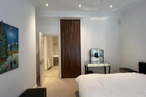 Bright and tidy double bedroom featuring a comf...