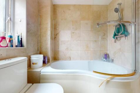 A clean and well-maintained bathroom suite feat...