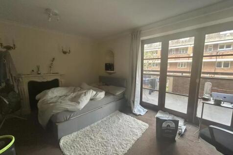 A cozy double bedroom featuring a comfortable b...