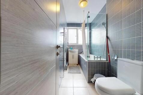 Bright and modern bathroom suite featuring a fu...