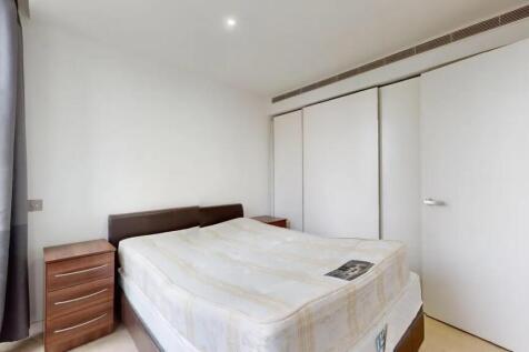 Bright and clean double bedroom featuring a com...