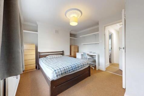 A cozy double bedroom featuring a comfortable d...