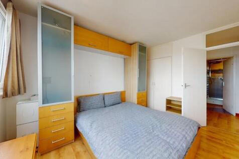 Bright and tidy double bedroom featuring a comf...