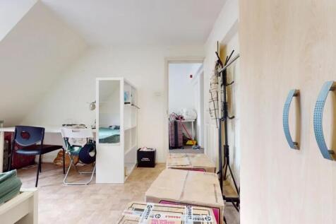 Bright single bedroom featuring a functional st...