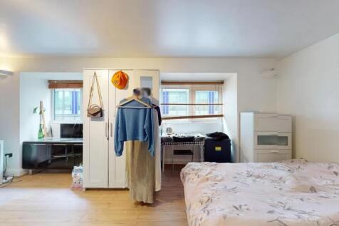 A bright and tidy double bedroom featuring a co...