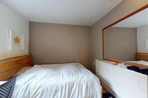A cozy double bedroom featuring a comfortable w...