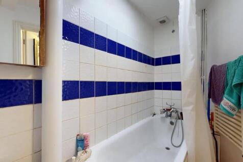 Bright and clean bathroom suite featuring a cla...