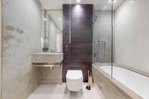 A modern and stylish bathroom suite featuring a...